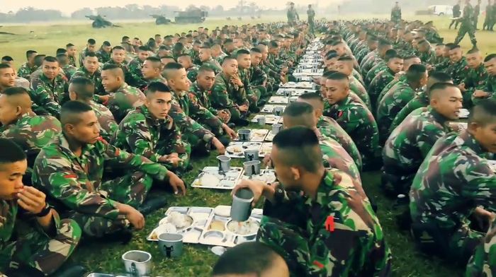 Anggota TNI Makan dalam Barisan
