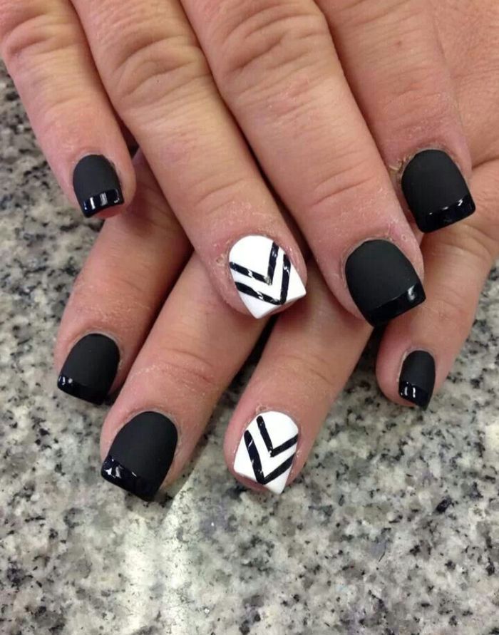 Nail Art Hitam dan Putih