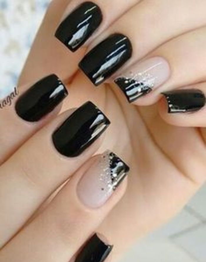 Nail Art Hitam dan Nude