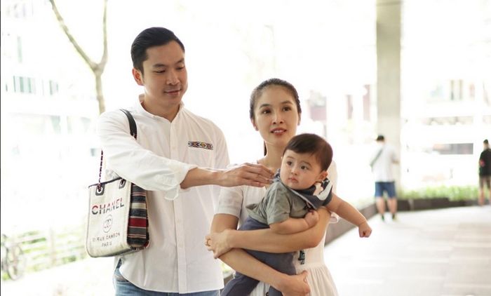 Harvey Moeis Membawakan Tas Sandra
