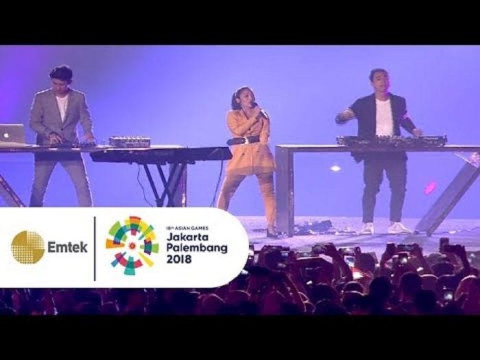 Penampilan dan kostum Siti Badriah saat menyanyikan lagu Lagi Syantik di penutupan Asian Games 2018