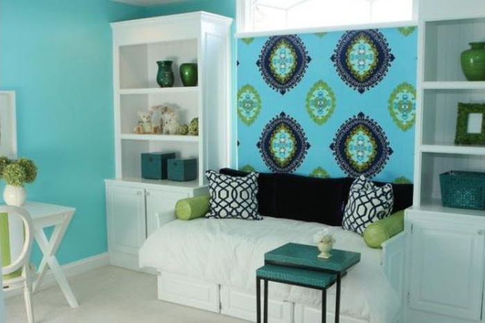 Motif softfurnishing pada wallcover semarakkan ruanr.