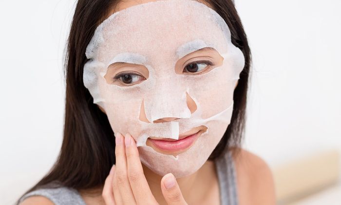 memakai sheet mask