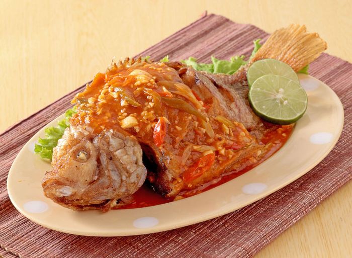 Resep Ikan Goreng Tepung Kari Tomat Enak Ini Siap Bikin Perut Keroncongan