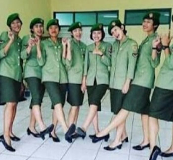Aprilia Manganang (dua dari kiri)
