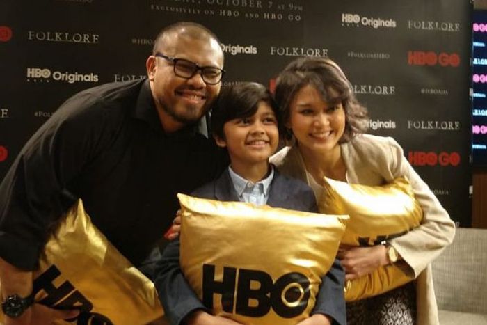 Joko Anwar, Muzakki Ramdhan dan Marissa Anita saat peluncuran serial original horor Folklore: A Moth