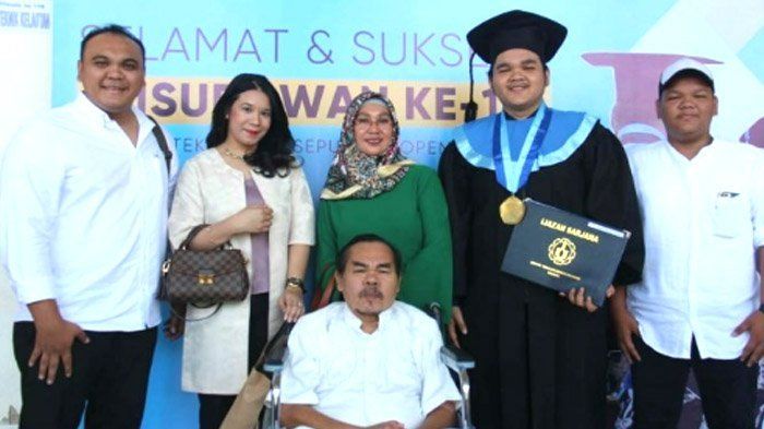 Sampai Terisak Sedih, Rektor ITS Puji Mat Solar Hadiri Wisuda Anak Pakai Kursi Roda!