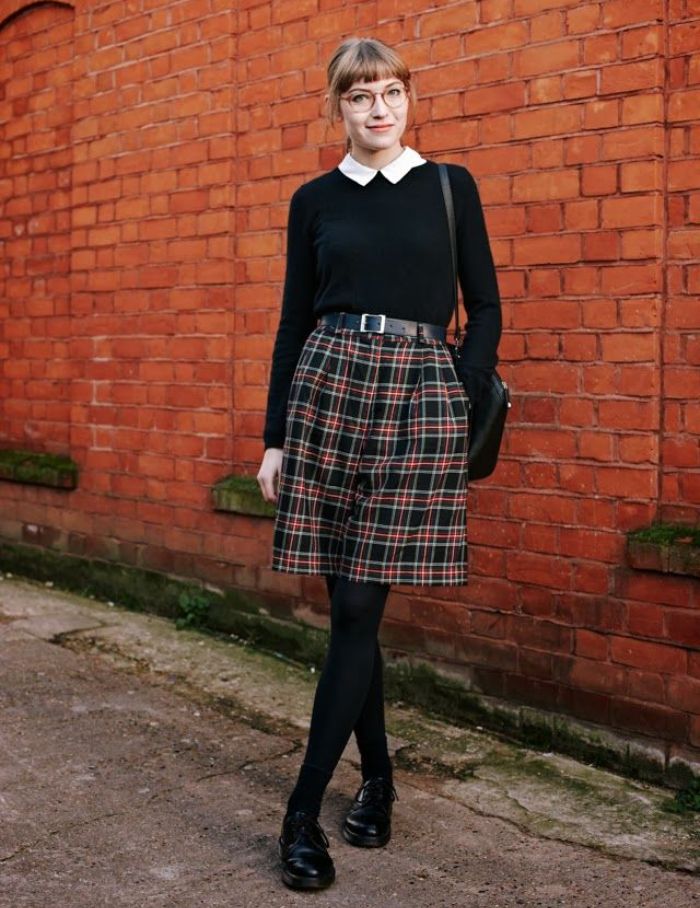 5 Inspirasi Tampil Stylish dengan Rok Motif Plaid yang Bisa Ditiru
