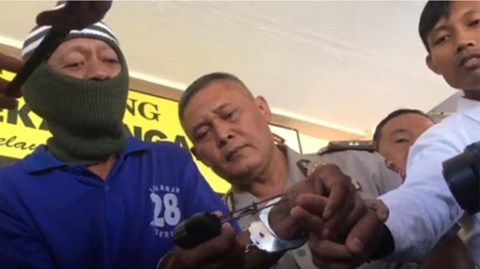Bardi tunjukkan cara melakukan khitan bocah dalam gelar perkara kasus khitan putus alat vital bocah, Senin 10 September 2018.
