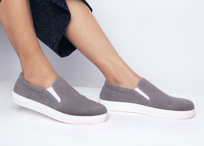 4 Rekomendasi Sepatu Slip On Wanita Dengan Harga Terjangkau Bikin