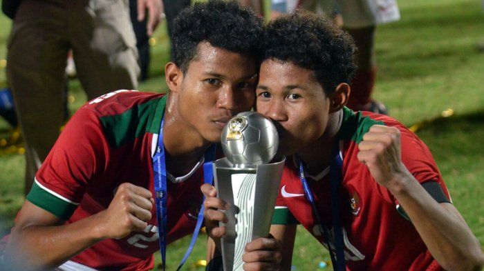 Dua pemain Timnas U-16 Indonesia yang merupakan saudara kembar, Amiruddin Bagas Kaffa (kiri) dan Ami