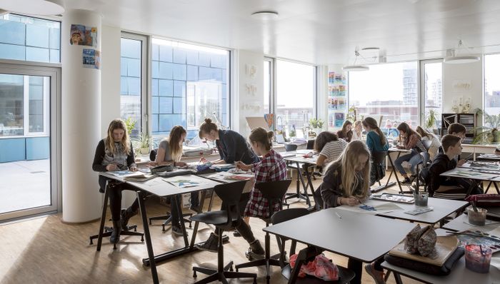 Keren! Gedung Sekolah Ini Dilapisi 12.000 Panel Surya Warna Biru