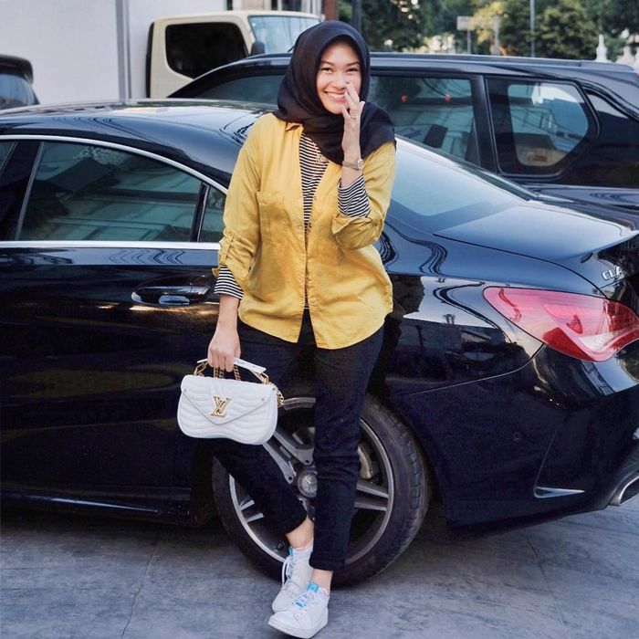 Tampil Fresh ala Indah Nada Puspita dengan Fashion Item Warna Kuning