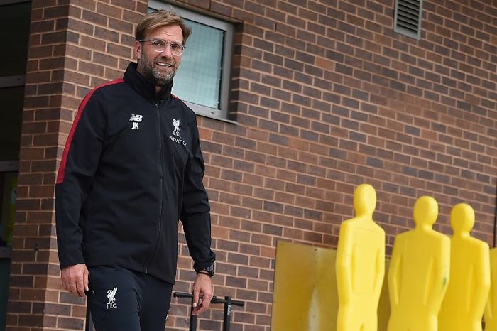 Manajer Liverpool, Juergen Klopp, jelang sesi latihan di Melwood (17/9/2018).