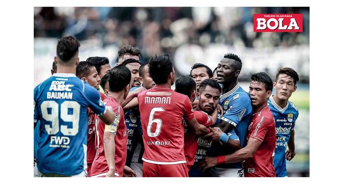 Pemain Persib Bandung Ardi Idrus beradu mulut Pemain Persija Jakarta Sandi Sute. Persib Bandung vs P