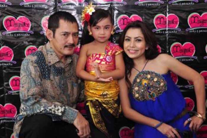 Penampilan Khirani saat masih kecil didampingi Bambang Trihatmodjo dan Mayangsari