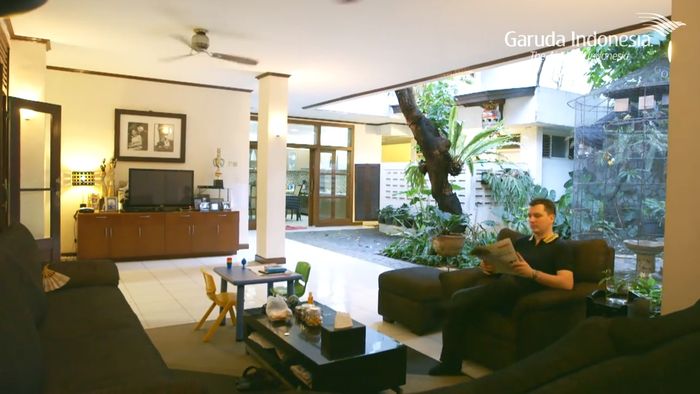 Ruang tamu berhadapan langsung dengan taman kecil