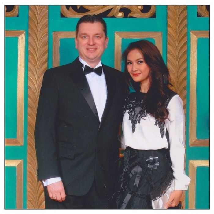 Maudy Koesnaedi menemani sang Suami di acara gala