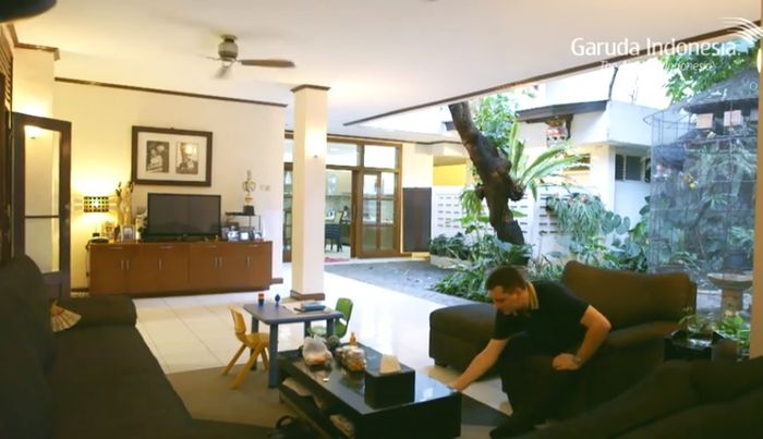 Taman di ruang tengah rumah <a href='https://palembang.tribunnews.com/tag/maudy-koesnaedi' title='Maudy Koesnaedi'>Maudy Koesnaedi</a>