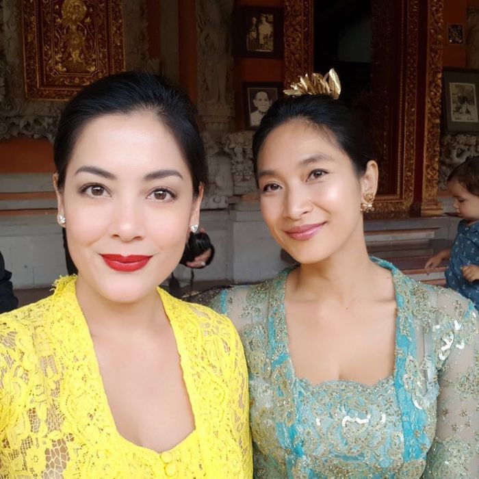 Lulu Tobing mengenakan kebaya bali