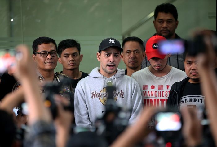 Artis peran Riza Shahab memberikan keterangan pers saat menjalani assessment di Direktorat Reserse N