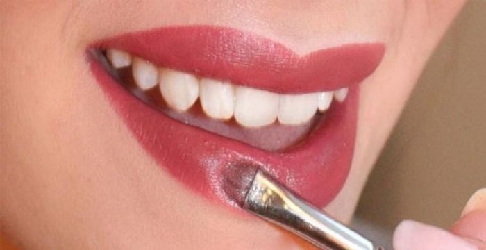 memakai <a href='https://pontianak.tribunnews.com/tag/lipstik' title='lipstik'>lipstik</a>