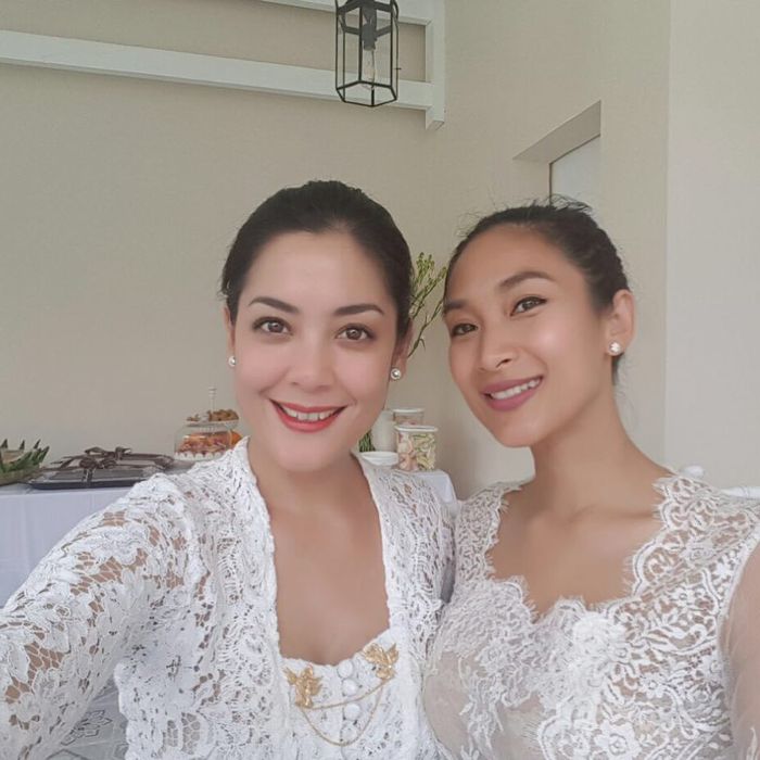 Lulu Tobing mengenakan kebaya Bali warna putih
