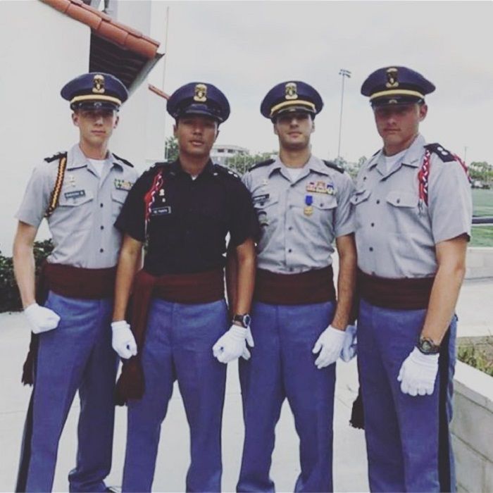 Marcello, anak Diah Permatasari, ke dua dari kiri bersama teman-temannya di sekolah kemiliteran di U