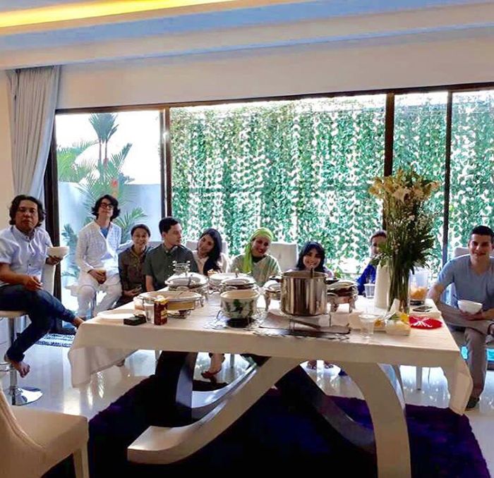Ruang makan di rumah Andi Soraya
