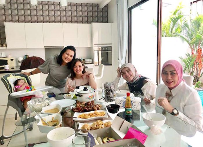 Ruang makan Andi Soraya