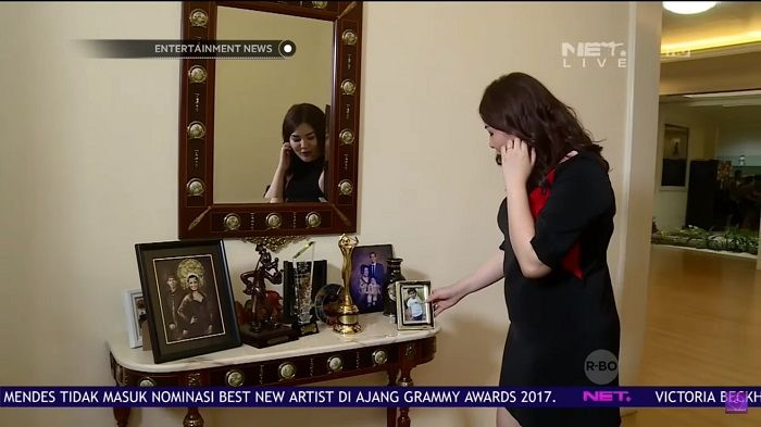 Meja Foto dan Penghargaan Nindy Ayunda