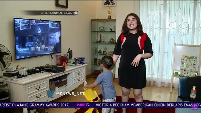 Ruang keluarga rumah Nindy Ayunda