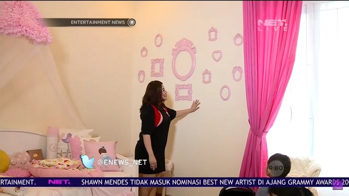 Gaya Wall of Frame di Kamar Anak Nindy Ayunda