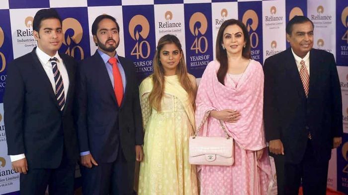 Mukesh Ambani bersama sang istri dan 3 orang anaknya