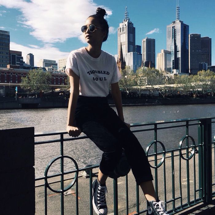 5 Gaya Lutesha "Halustik" dengan High Top Sneakers Buat Weekend Outfit