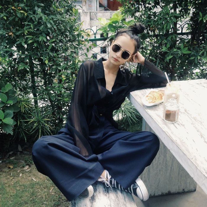 5 Gaya Lutesha "Halustik" dengan High Top Sneakers Buat Weekend Outfit