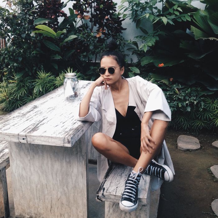 5 Gaya Lutesha "Halustik" dengan High Top Sneakers Buat Weekend Outfit