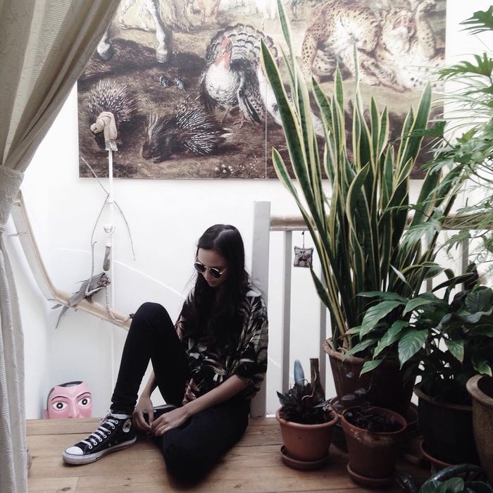 5 Gaya Lutesha "Halustik" dengan High Top Sneakers Buat Weekend Outfit