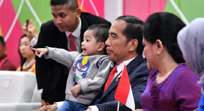 Jan Ethes dipangku Presiden Jokowi