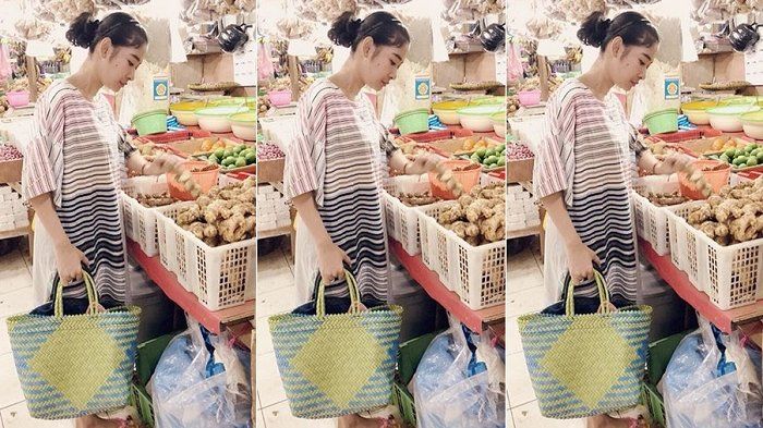 Penampilan Uut Permatasari saat belanja bahan makanan di pasar.
