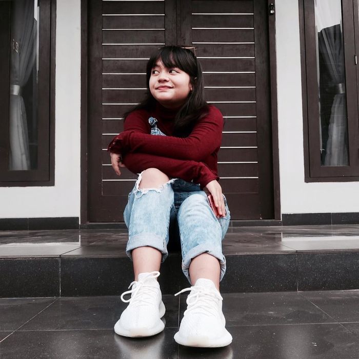 Makin Stylish, Tiru 5 Padu Padan Outfit Merah Ala Amel