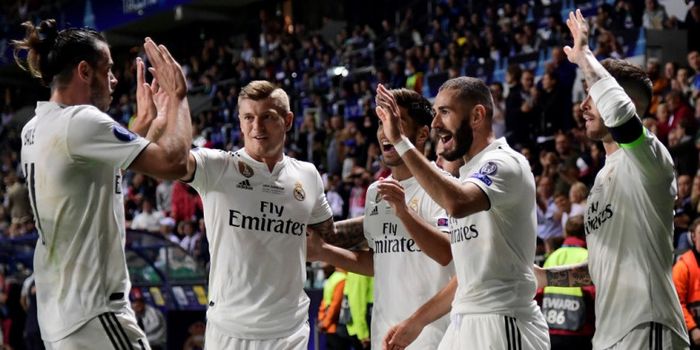Penyerang Real Madrid, Karim Benzema (kedua dari kanan), merayakan gol yang dicetak ke gawang Atleti
