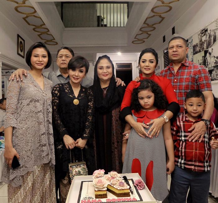 Rayakan Ulang Tahun Ibunda di Kampung Halaman, Keluarga Krisdayanti