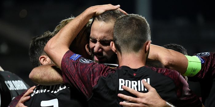 Penyerang AC Milan, Gonzalo Higuain (tengah), merayakan gol yang dicetak ke gawang F91 Dudelange dal