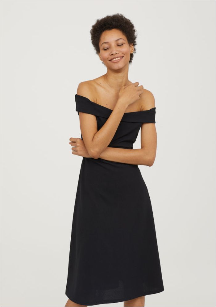  Tampil elegan ala Ariel Tatum dengan H&M – Off The Shoulder Dress