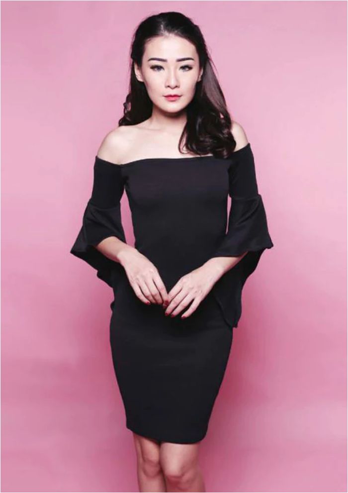  Tampil elegan ala Ariel Tatum dengan Mataharimall – Jo & Nic Amabilis Off Shoulder Dress