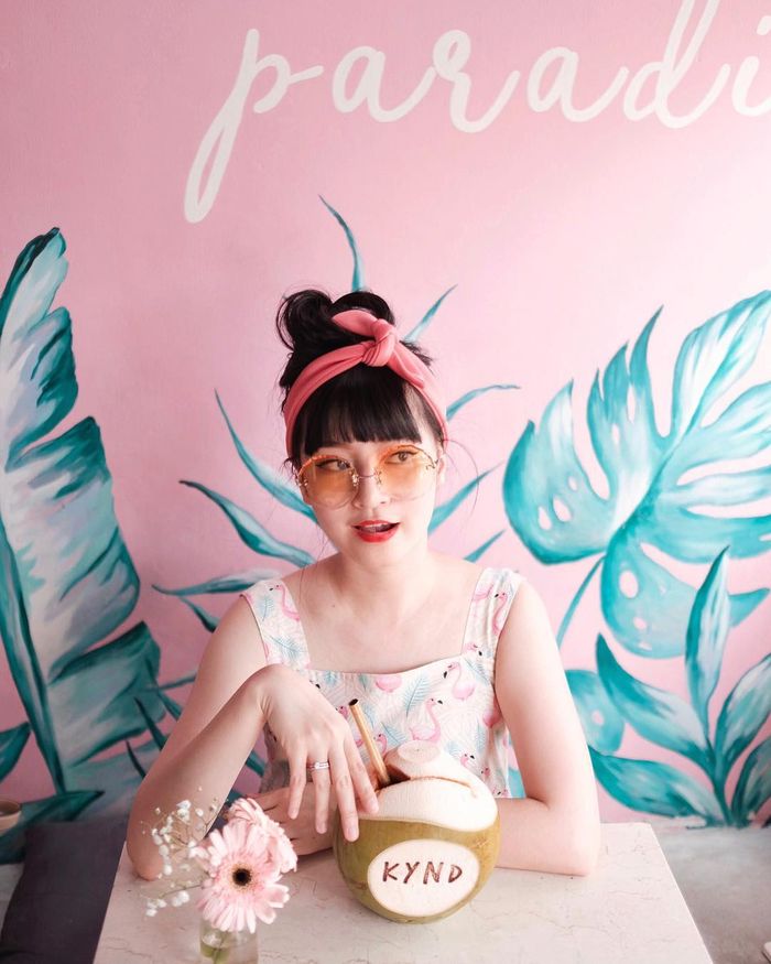 Gaya Rambut Top Knot dengan Hair Scarf ala Vanessa Andrea