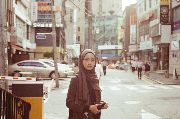 Tutorial hijab pashmina ala Gita Savitri Devi dengan layer di bagian depan