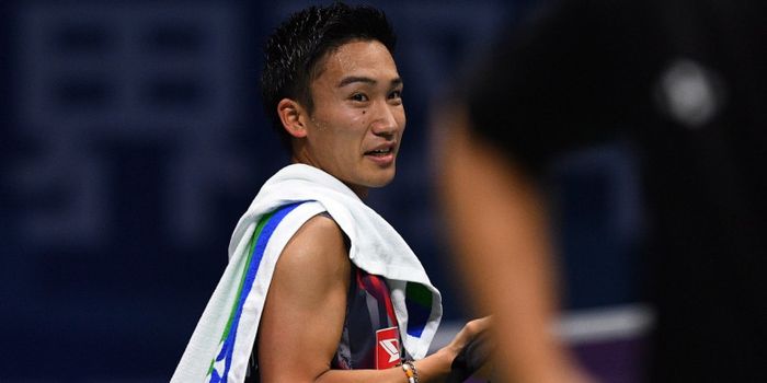 Pebulu tangkis tunggal putra Jepang, Kento Momota, bereaksi saat memenangi laga atas Artem Pochtarov