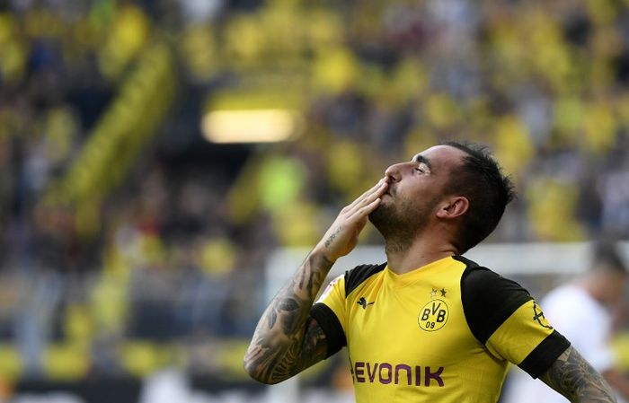 Penyerang Borussia Dortmund pinjaman dari Barcelona, Paco Alcacer.